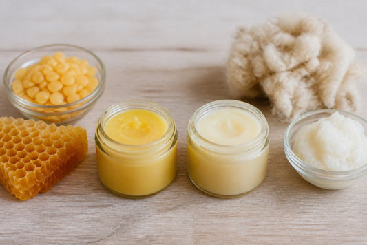 Bienenwachs vs. Wollwachs Salbe: Der richtige Wirkstoff
