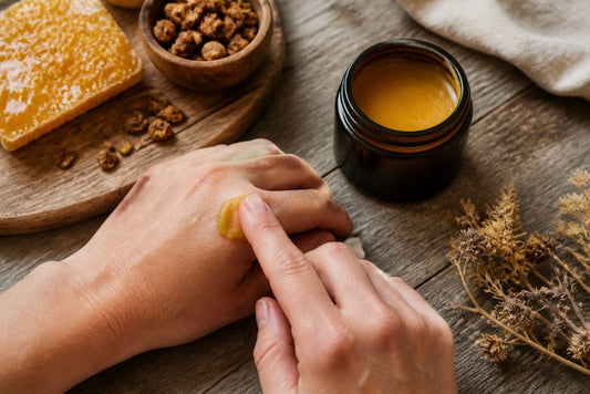 Propolis Balsam: Wirkung bei Hautproblemen